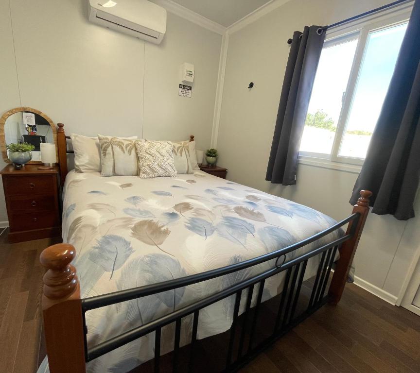 a bedroom with a bed and a window at Wannanup Retreat - Sleeps 2 - Pet Friendly in Wannanup