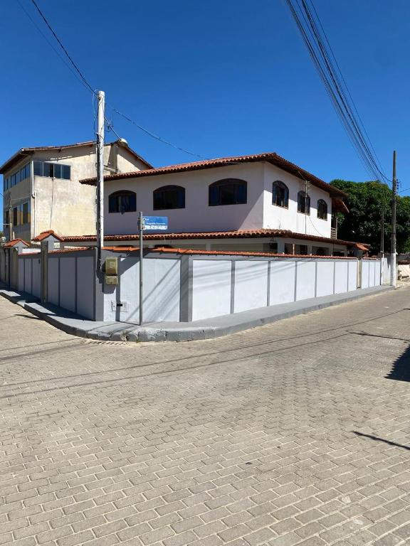 a white building on the side of a street at Apartamento em Itapemirim in Itapemirim