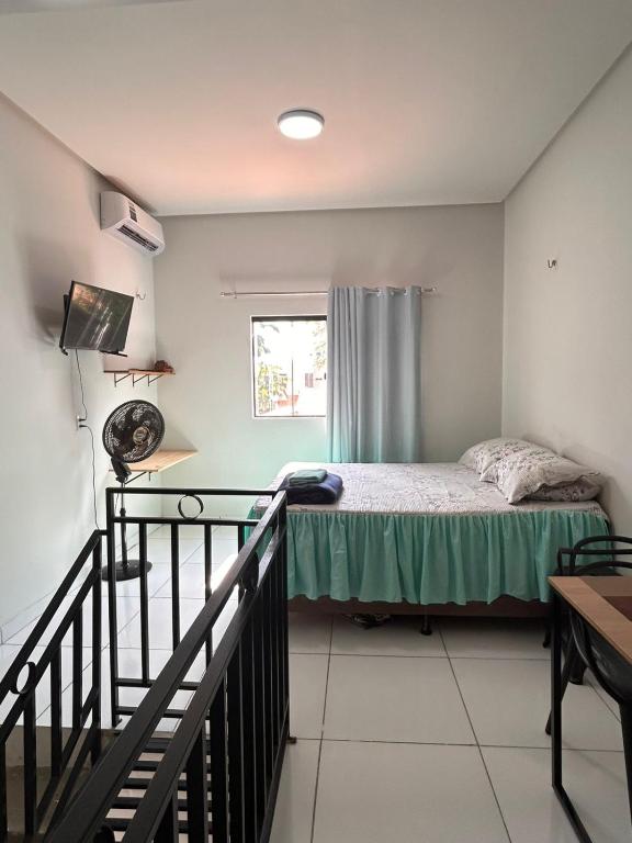 a small bedroom with a bed and a window at Casa Lima in Imperatriz