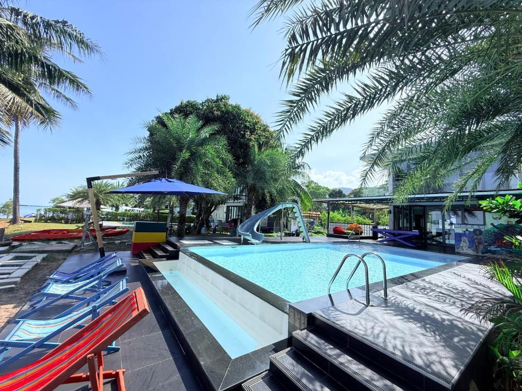 a swimming pool with a slide in a resort at เกาะช้าง พูลวิลล่า วิวทะเล 2 in Trat