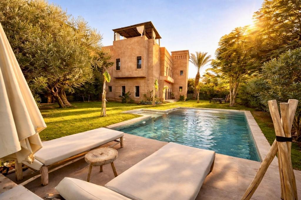a villa with a swimming pool and a house at Private Riad Alemania in Marrakesh - Pool - Rooftop in Marrakesh
