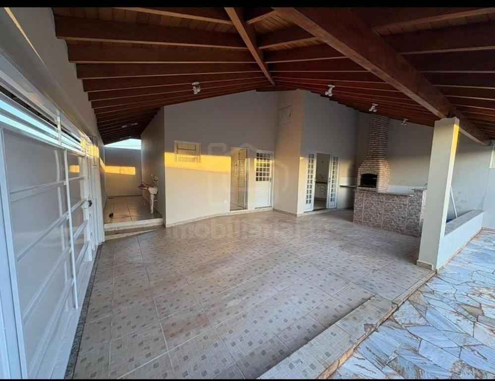 an empty building with a large room with a large tile floor at Edícula Caramano in Jaú