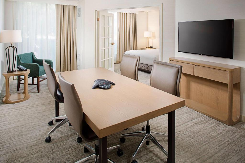 Hilton Atlanta Perimeter Suites - 