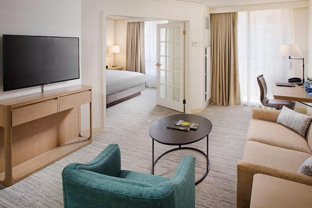 Hilton Atlanta Perimeter Suites - 