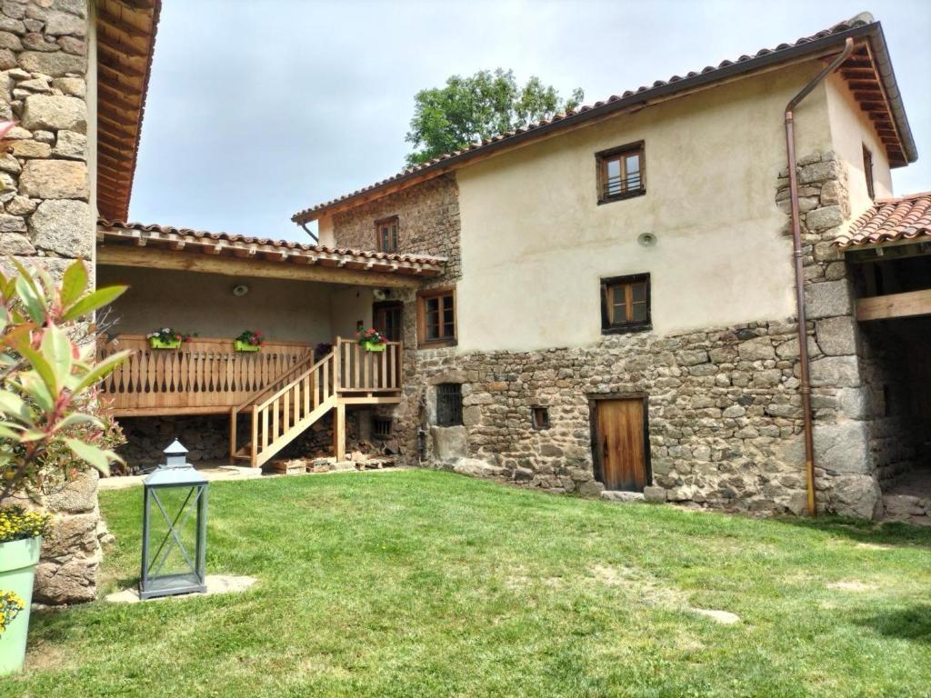 an external view of a house with a yard at Gîte de charme rénové 3 épis, 2 chambres en pleine nature - FR-1-496-92 in Palogneux
