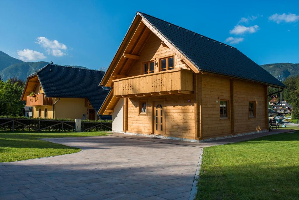 Nespecifikovaný výhled na hory nebo výhled na hory při pohledu z chaty