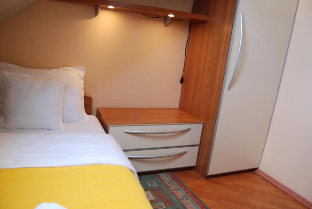 Postel nebo postele na pokoji v ubytování Car Royal Apartments and Rooms