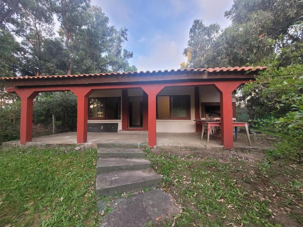 a small house with a red roof at La vuelta y el vaso in Playa Verde