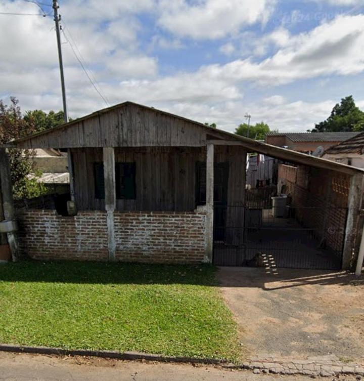 an old brick house with an open door at Casa da Duda in São Gabriel