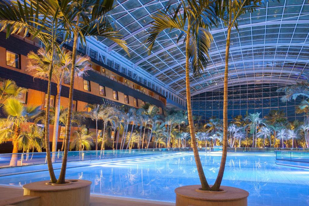 Bazén v ubytování Hotel Victory Therme Erding nebo v jeho okolí