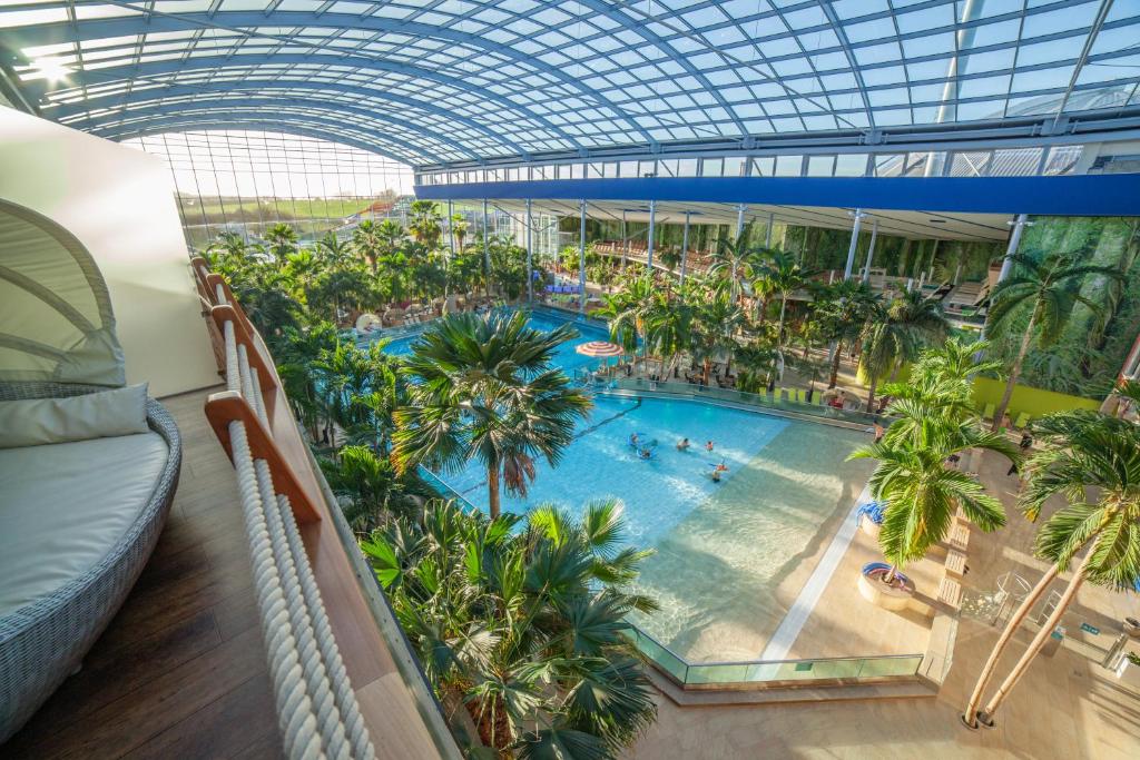 Bazén v ubytování Hotel Victory Therme Erding nebo v jeho okolí