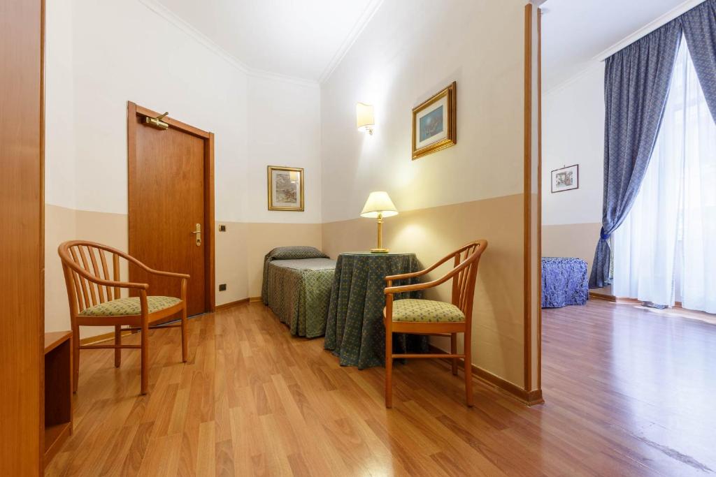 Postel nebo postele na pokoji v ubytování Hotel Paris