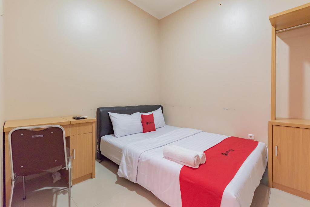 RedDoorz Syariah near Exit Toll Subang - Housity