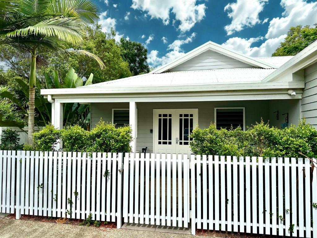 a white picket fence in front of a white house at Bamboo Villa - Edge Hill Cairns Luxury Pet Friendly Sleeps 3 in Edge Hill