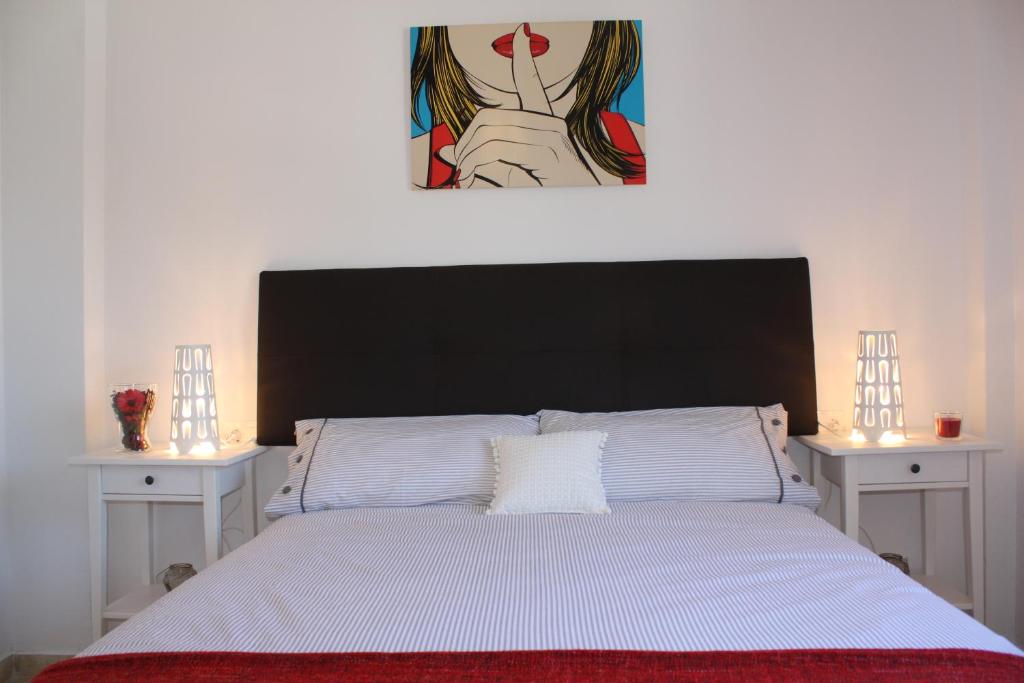 1 dormitorio con 1 cama grande y 2 mesitas de noche en Apartamento moderno cerca del centro, en Málaga