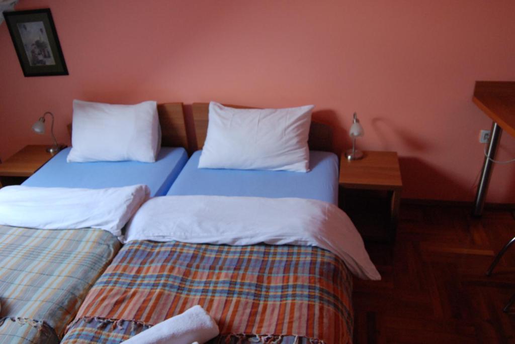 Postel nebo postele na pokoji v ubytování Car Royal Apartments and Rooms