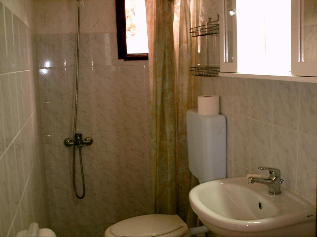 A bathroom at Summer Lodge