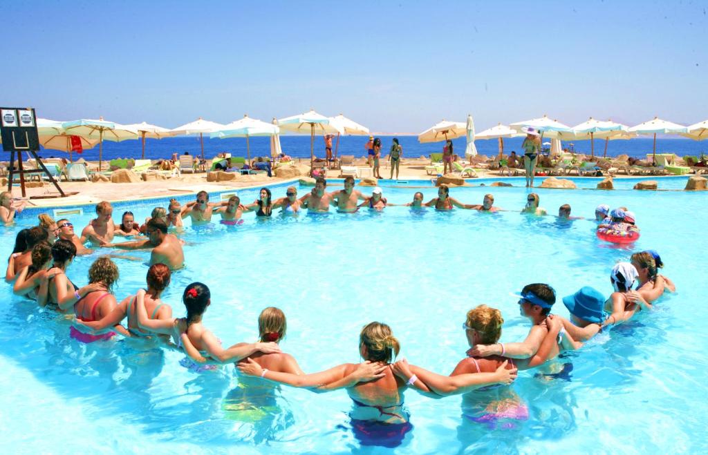 Bazén v ubytování Rehana Royal Beach Resort - Aquapark & Spa - Family & Couples Only - Premium Ultra All-Inclusive 24H nebo v jeho okolí
