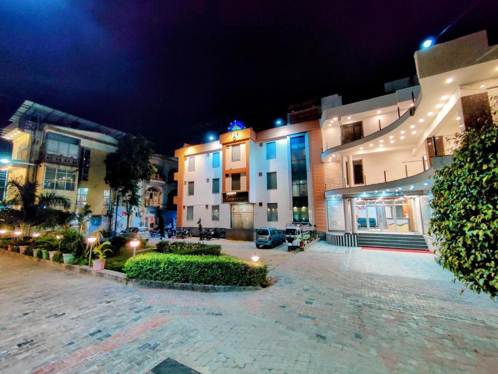a group of buildings at night with at Hotel Sanwariya in Kot Pūtli