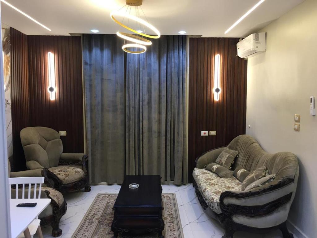 a living room with a couch and two chairs at شقة للإيجار طنطا in Tanta