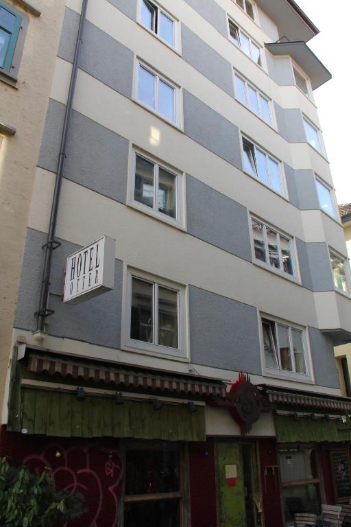 un edificio alto con un cartel para un hotel en Oldtown Hostel Otter, en Zúrich