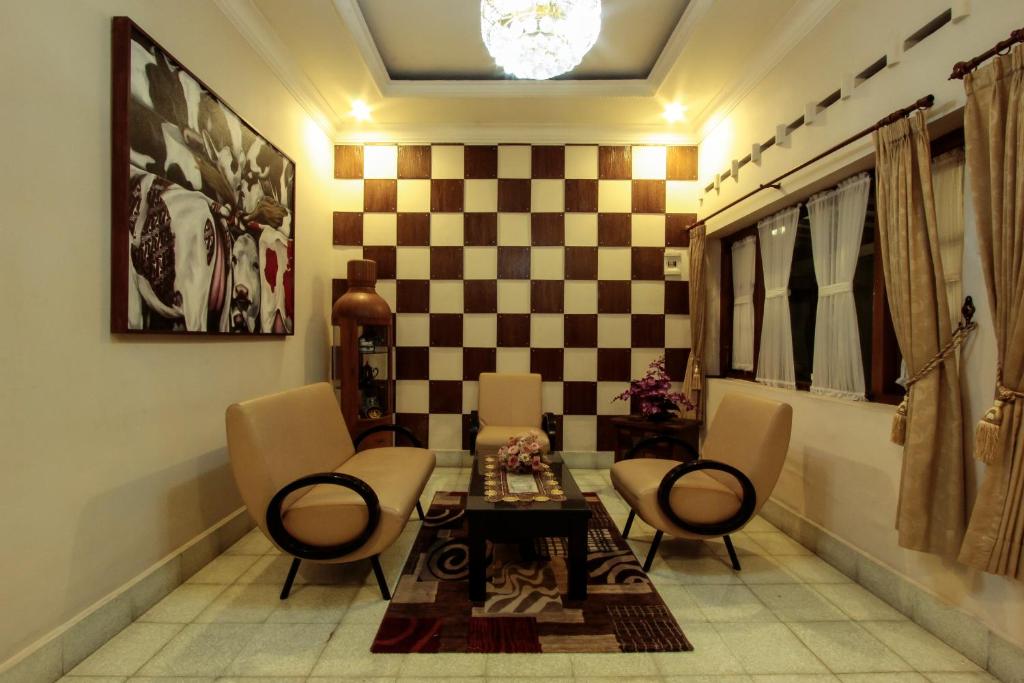 Posezení v ubytování Griya Langen Guesthouse