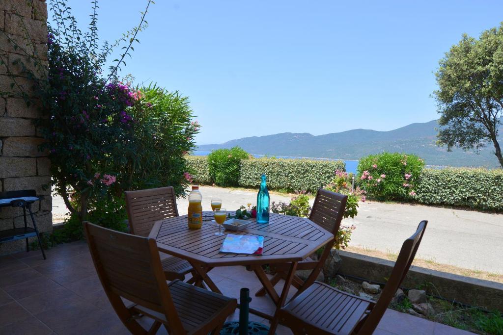 - une table en bois avec des boissons sur la terrasse dans l'établissement Residence Alba Rossa, à Serra-di-Ferro