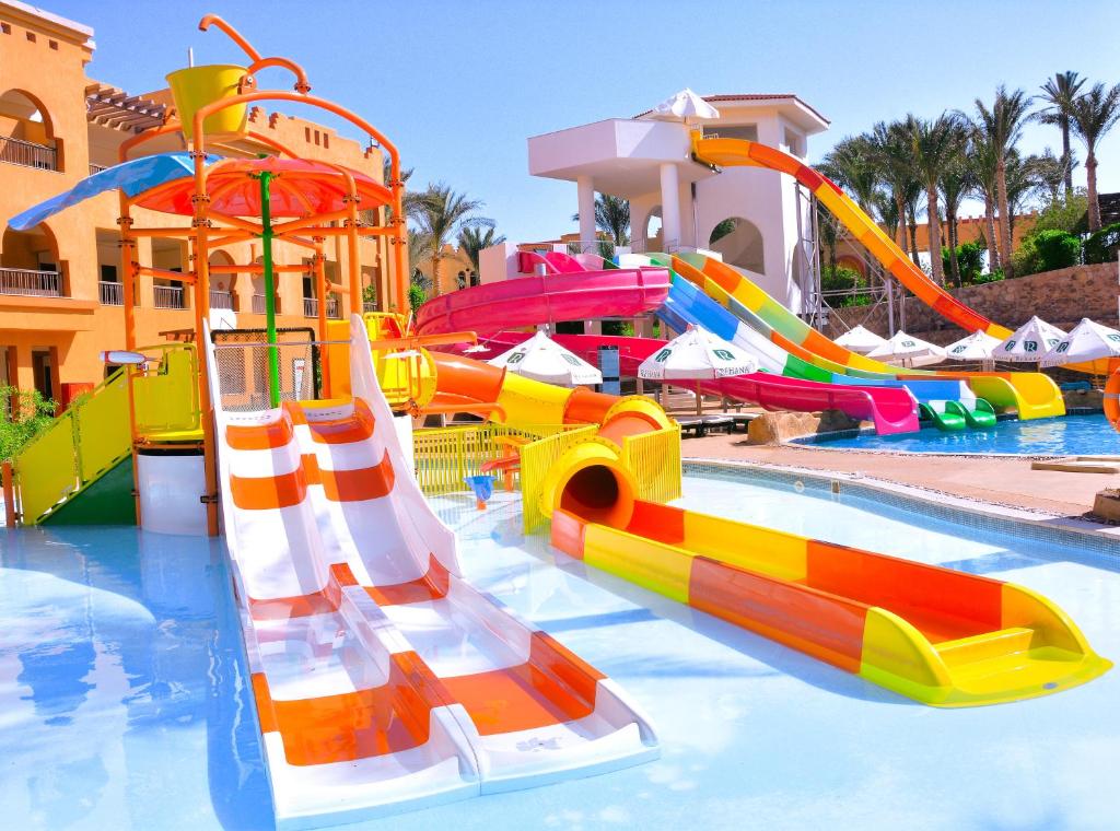 Bazén v ubytování Rehana Royal Beach Resort - Aquapark & Spa - Family & Couples Only - Premium Ultra All-Inclusive 24H nebo v jeho okolí