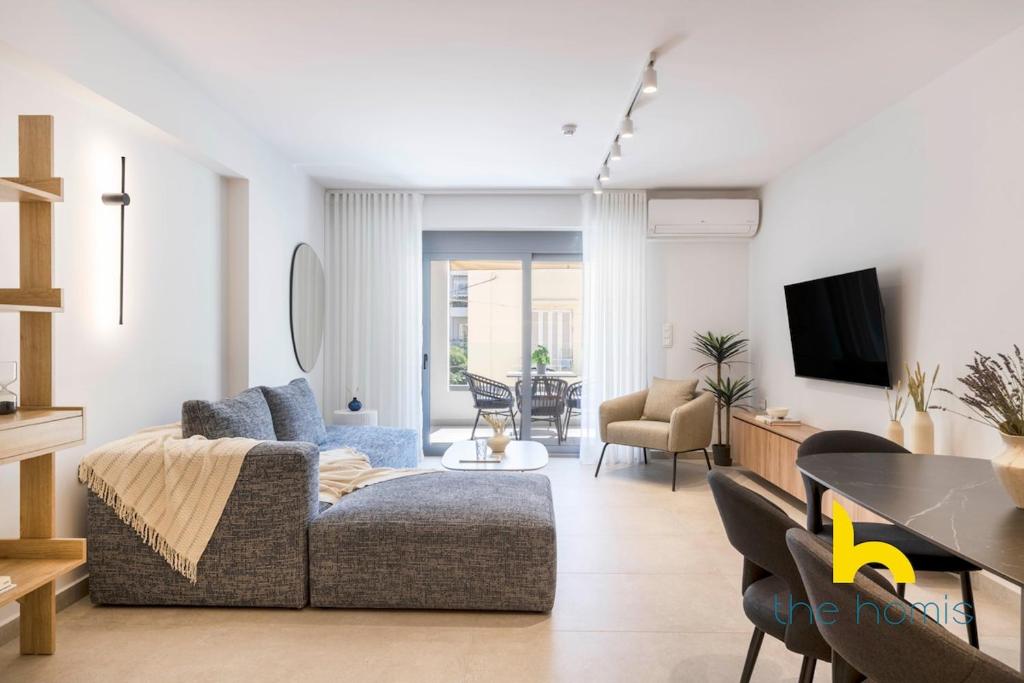 B1 Bright 2BR Haven w Balcony, Kingbed & Parking!