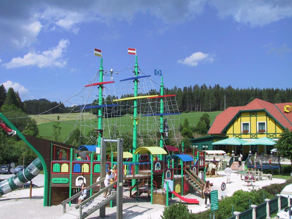 un parque infantil con un barco pirata en un parque en Oldtimer Motel Pack, en Unterauerling