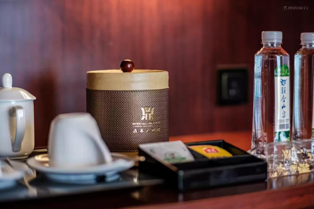 a table with a coffee cup on top of it at Dingyi Hotel in Heilinpu