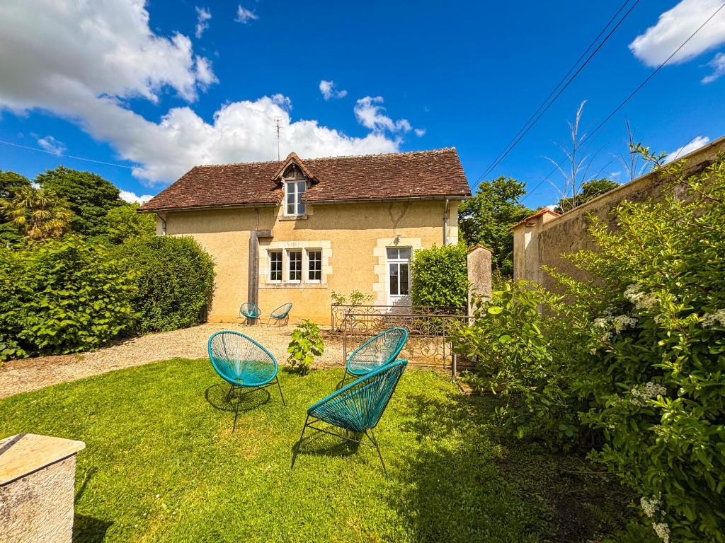 two blue chairs in the yard of a house at Les gites de l'Abeaupinière in Reboursin