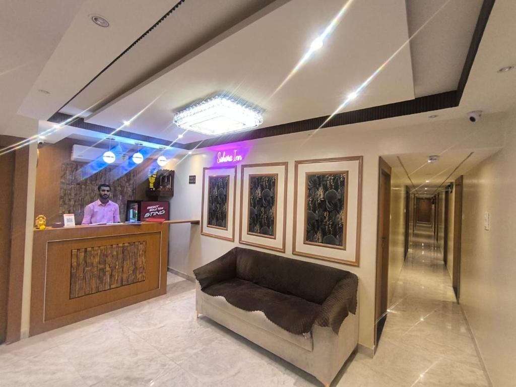 a lobby with a couch in the middle of a bar at Sahara Inn in Mumbai