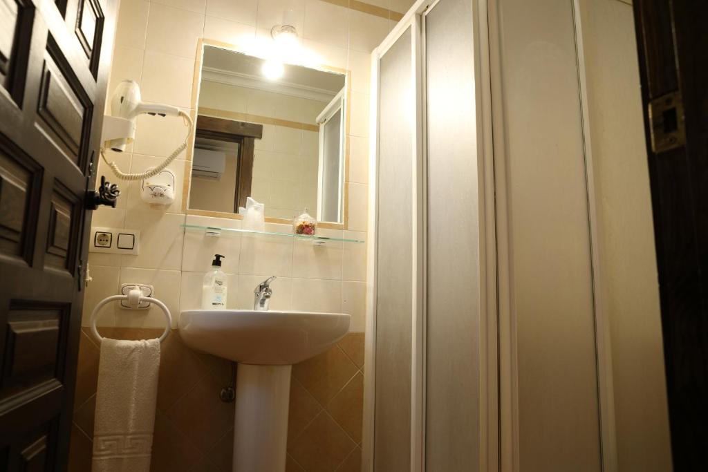 Hostal Rocio - Habitación Individual Con Baño Privado