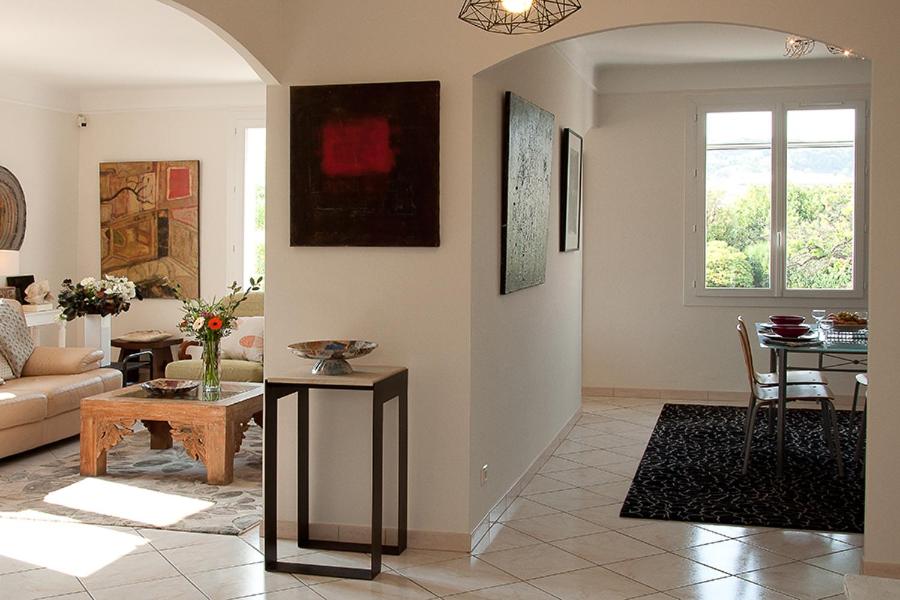 a living room with a couch and a table at Appartement d artiste in Hyères