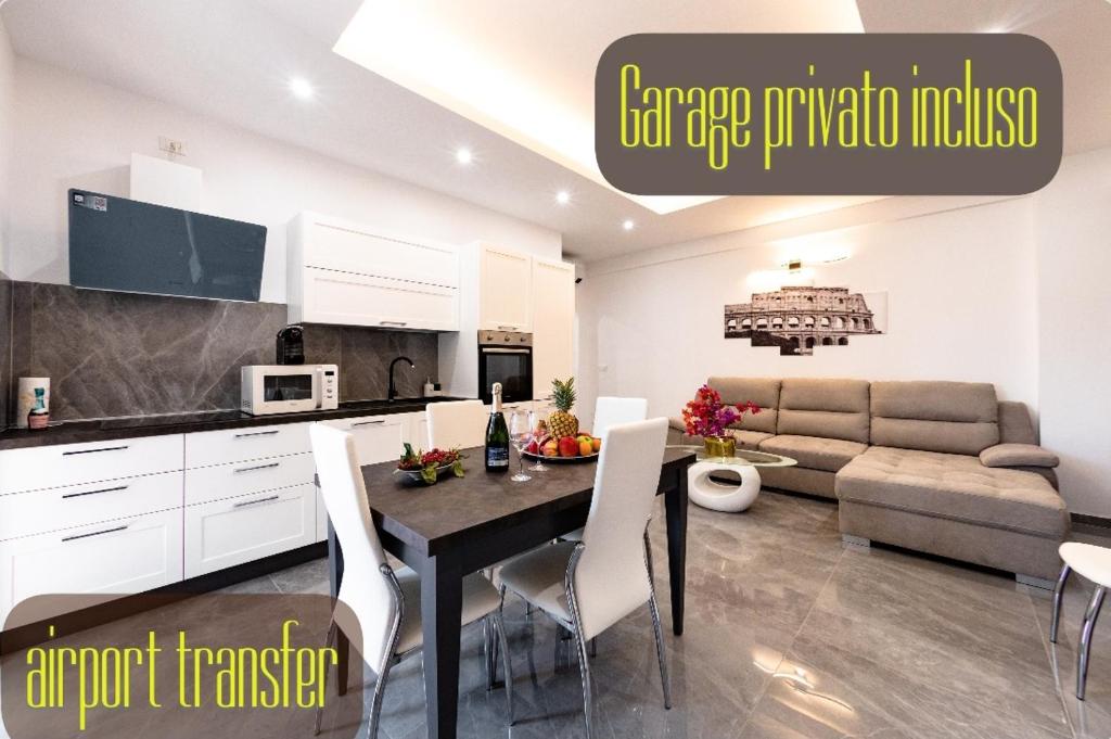 a kitchen and living room with a table and chairs at Casa Bella Binario 11 Ciampino in Ciampino