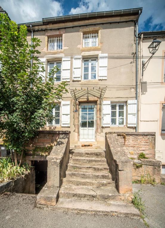 an old house with stairs in front of it at Les Trésors de Givry in Givry