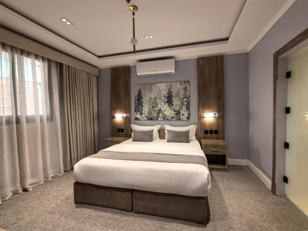 a large bedroom with a large bed with white sheets at فندق فاتوران in Medina