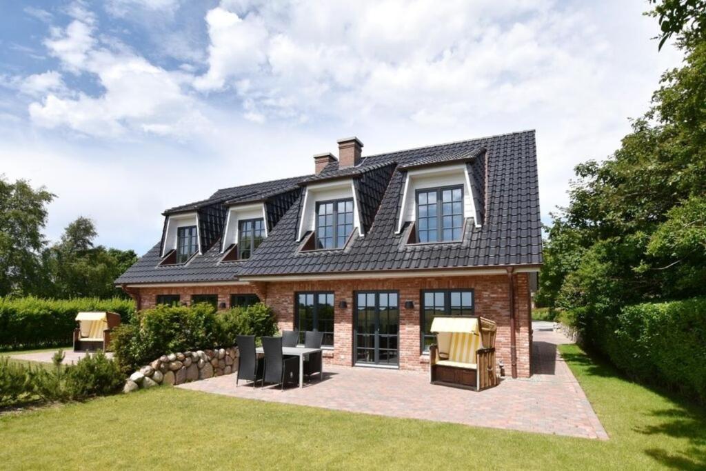 an exterior view of a house with a roof at Ferienhaus Helen in Morsum