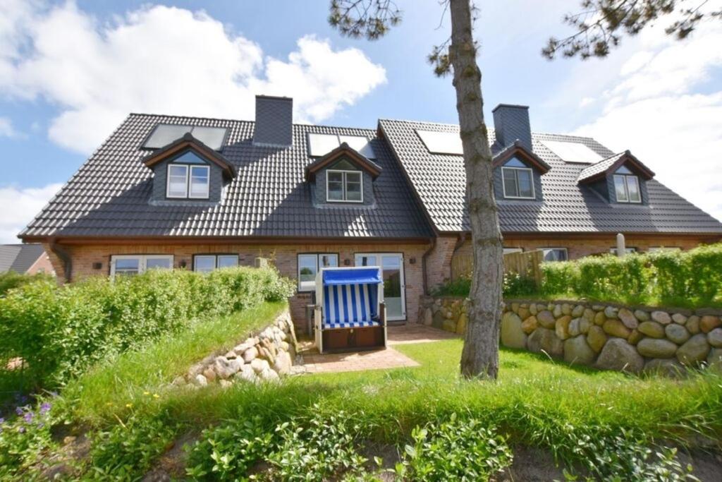 a house with a gambrel roof at Ferienhaus Alte Dorfstraße 20 in Tinnum