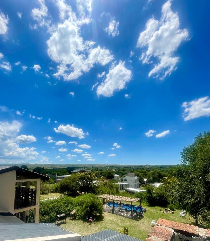 un cielo azzurro con nuvole sopra un parco di Cabañas Canluma a Villa Giardino