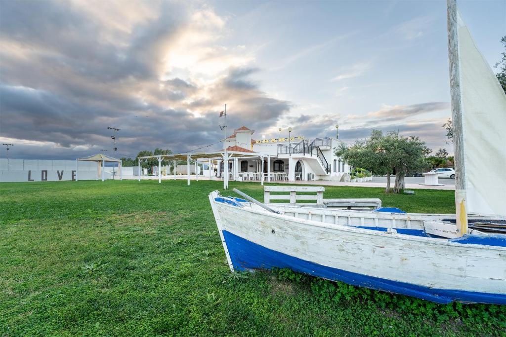 a boat sitting on the grass in front of a house at Charme in Solèminis