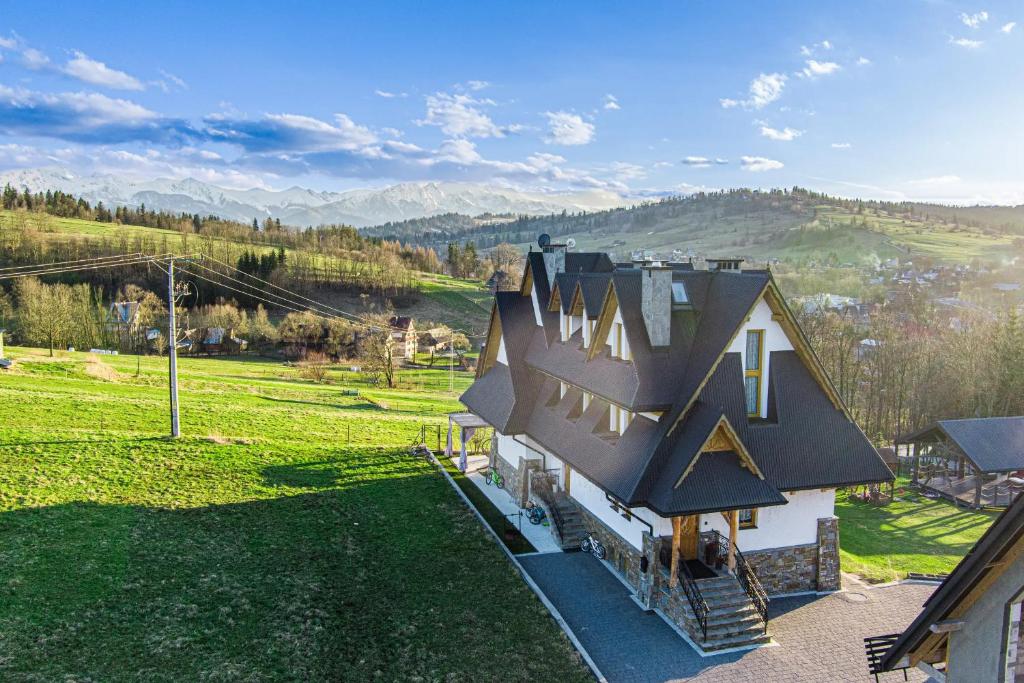 an aerial view of a house with a roof at Góralski Przystanek Jacuzzi & sauna - dom dla 17 osób in Biały Dunajec