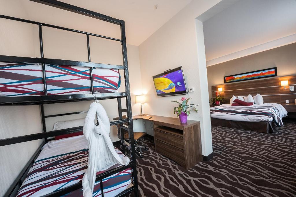 Postel nebo postele na pokoji v ubytování Encore Suites by Service Plus Inns