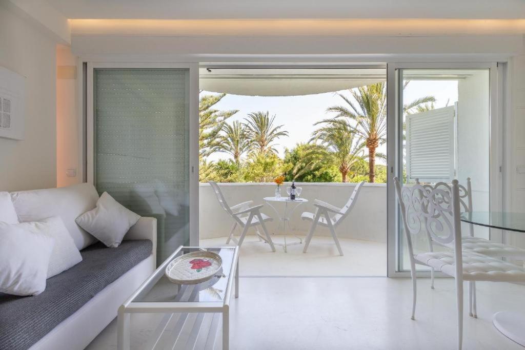Bright Studio Pool Walk to Beach – Playa Real - Pass the Keys