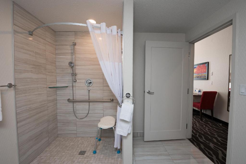 Koupelna v ubytování Encore Suites by Service Plus Inns