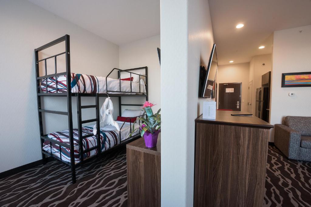 Postel nebo postele na pokoji v ubytování Encore Suites by Service Plus Inns