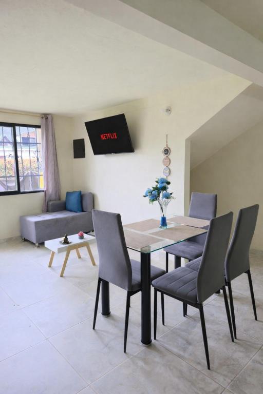 a living room with a table and chairs and a couch at Casa completa Comodidad-Ubicación Perfecta-CarmenV in Carmen de Viboral