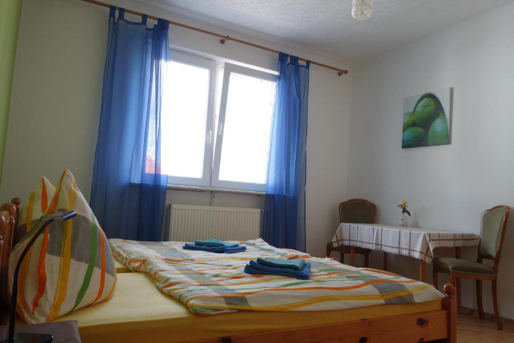 Postel nebo postele na pokoji v ubytování Gasthaus Helena