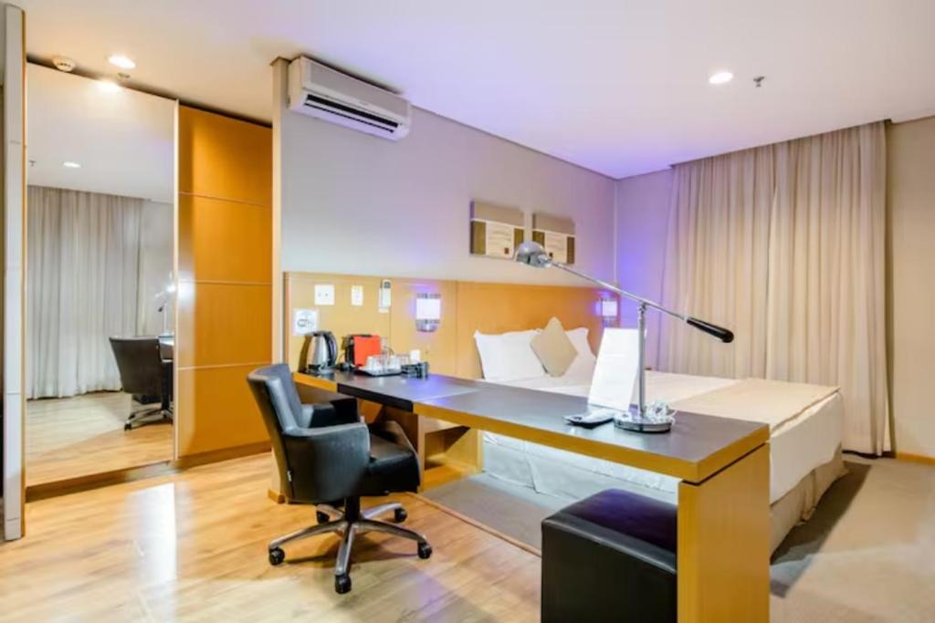 an office with a desk and a chair at Flat Osasco Trade Center in Osasco